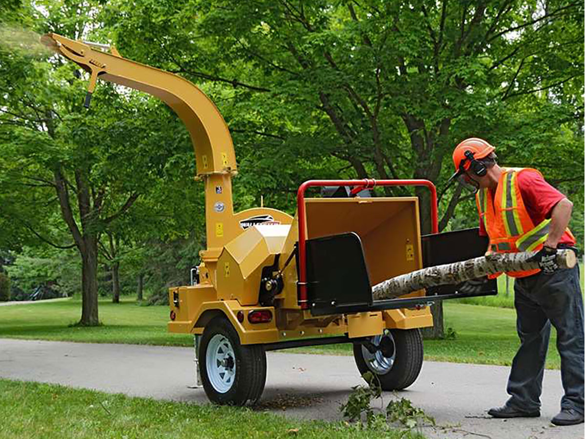 Wallenstein 40 hp BXTR6463 Wood Chipper Chipping Branch 02